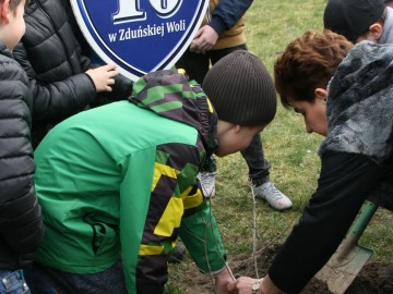 Akcja 100 drzew na 100-lecie województwa łódzkiego w SP nr 10 w Zduńskiej Woli, <p>Archiwum OT SPK</p>